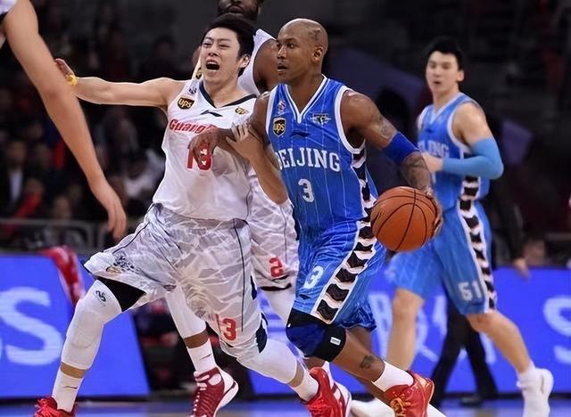 主教练变阵策略，带领球队迈向胜利的简单介绍