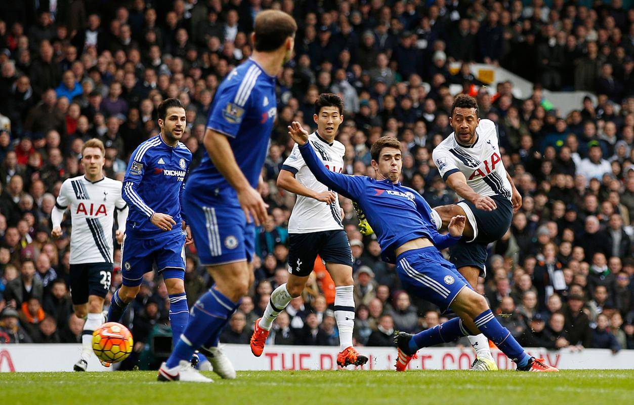 包含托特纳姆热刺胜出升至联赛前列的词条