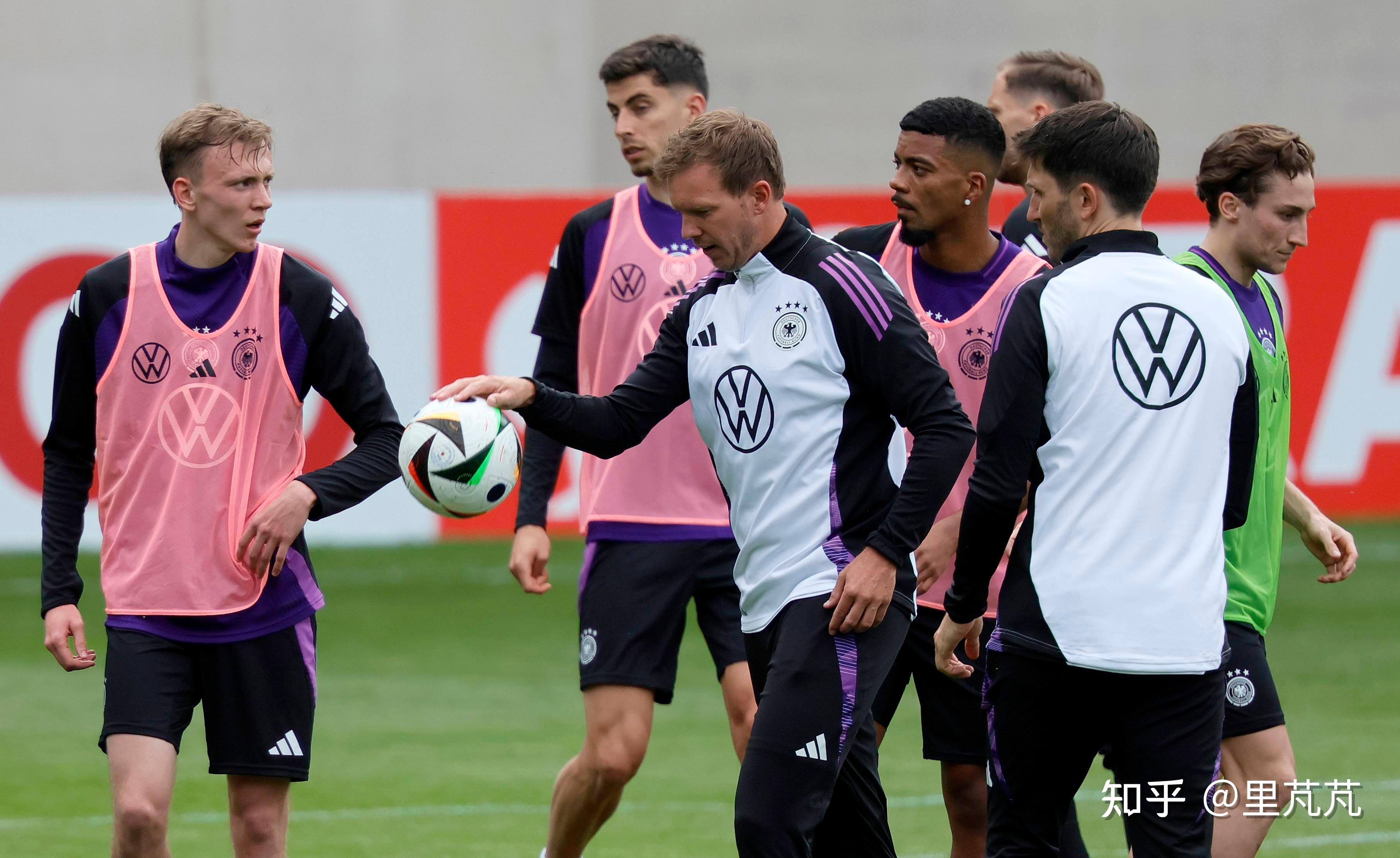 德国队实力雄厚，成功晋级欧洲杯决赛阶段