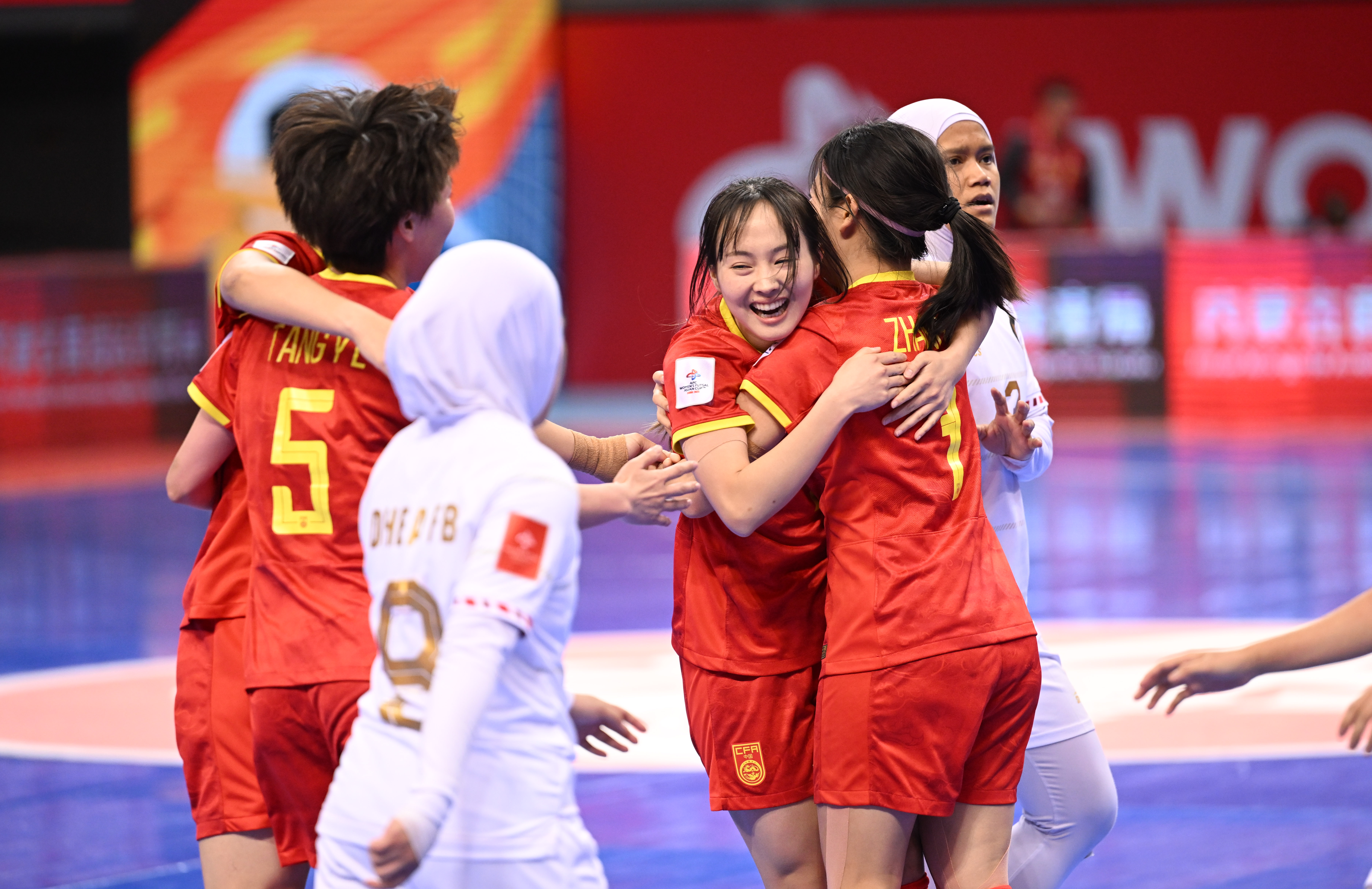 包含女子足球赛中，中国队斩获胜利进入下一轮的词条