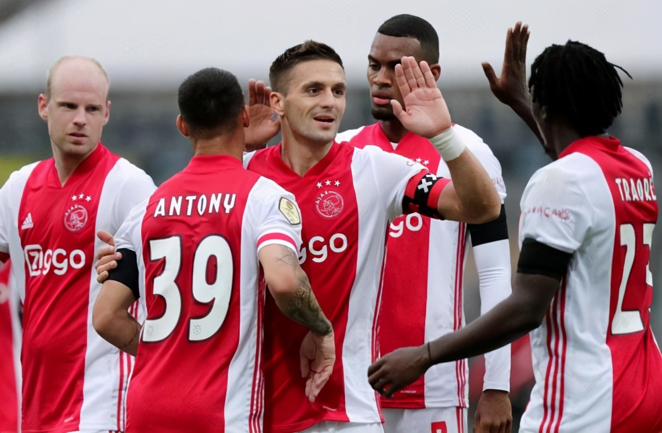 包含阿贾克斯挑战强敌，势不可挡冲向胜利！的词条