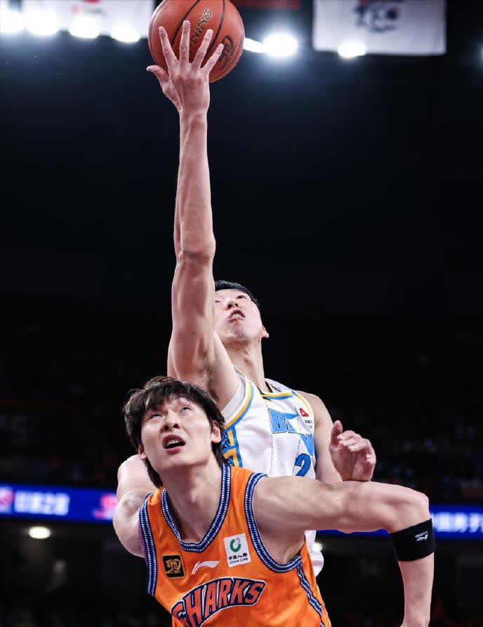 上海男篮表现出色,击败劲敌晋级 上海男篮表现出色,击败劲敌晋级