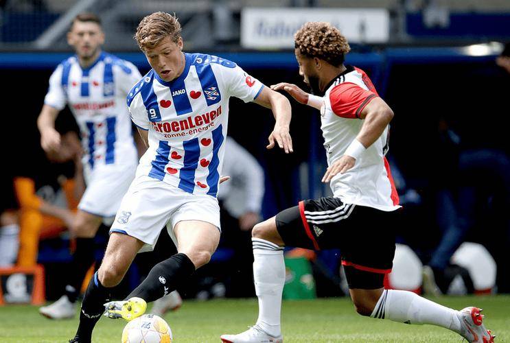 阿贾克斯队在比赛中击败对手