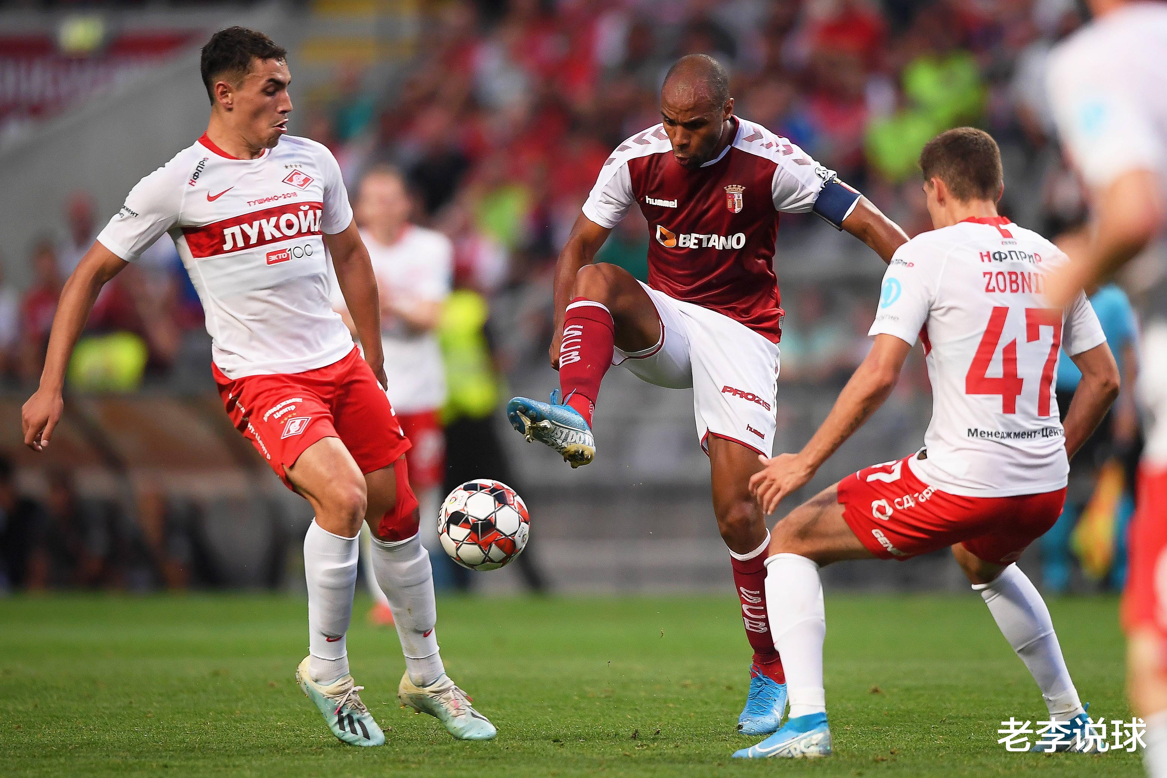 包含足球赛场上球员的出色表现赢得观众的赞叹的词条