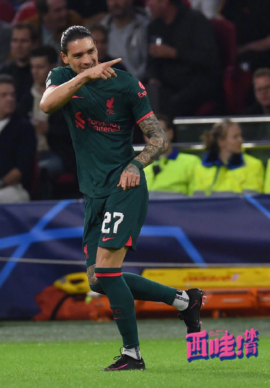 阿贾克斯队在欧冠比赛中展现出色表现