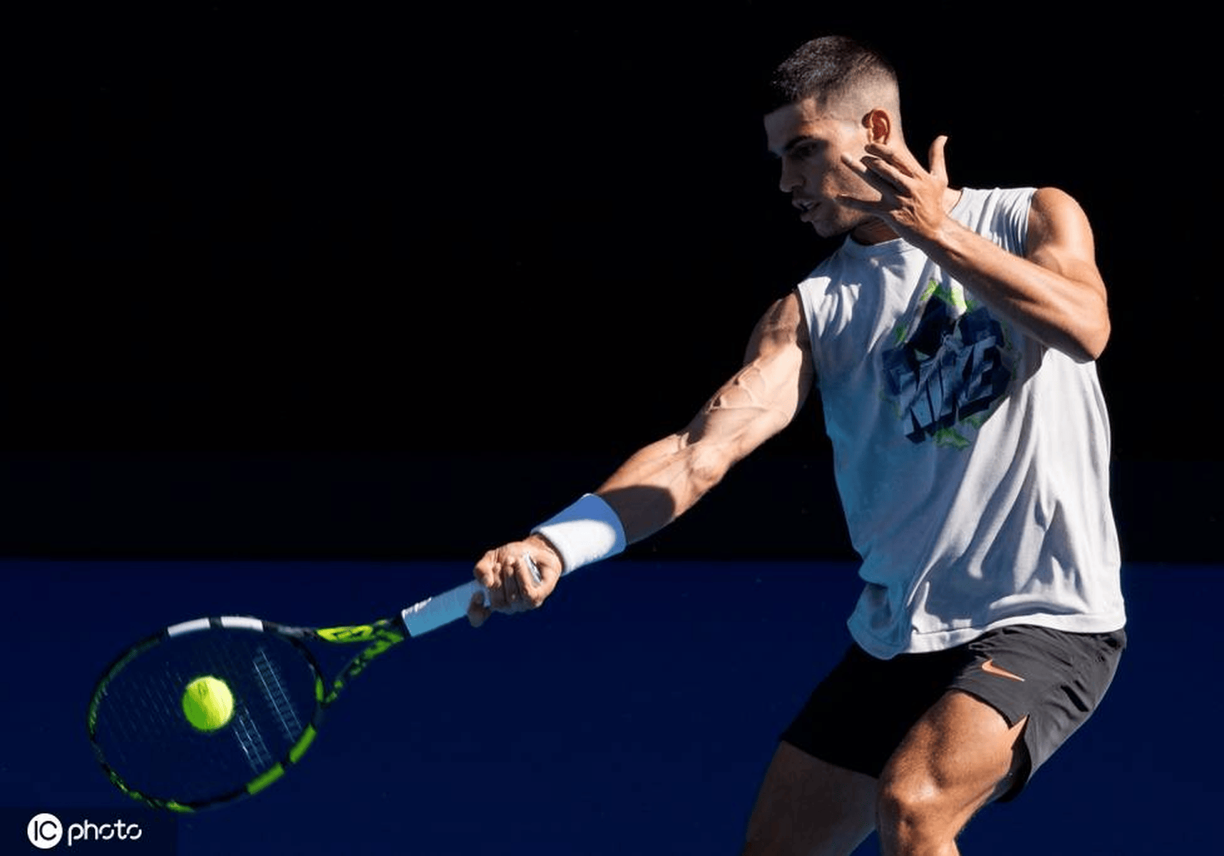 世界网球队险胜澳大利亚网球队，阿尔卡拉斯绝境逆转的简单介绍