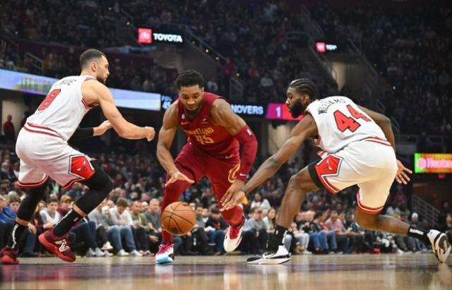 湖人翻盘福建队,米切尔点燃赛场 湖人翻盘福建队,米切尔点燃赛场