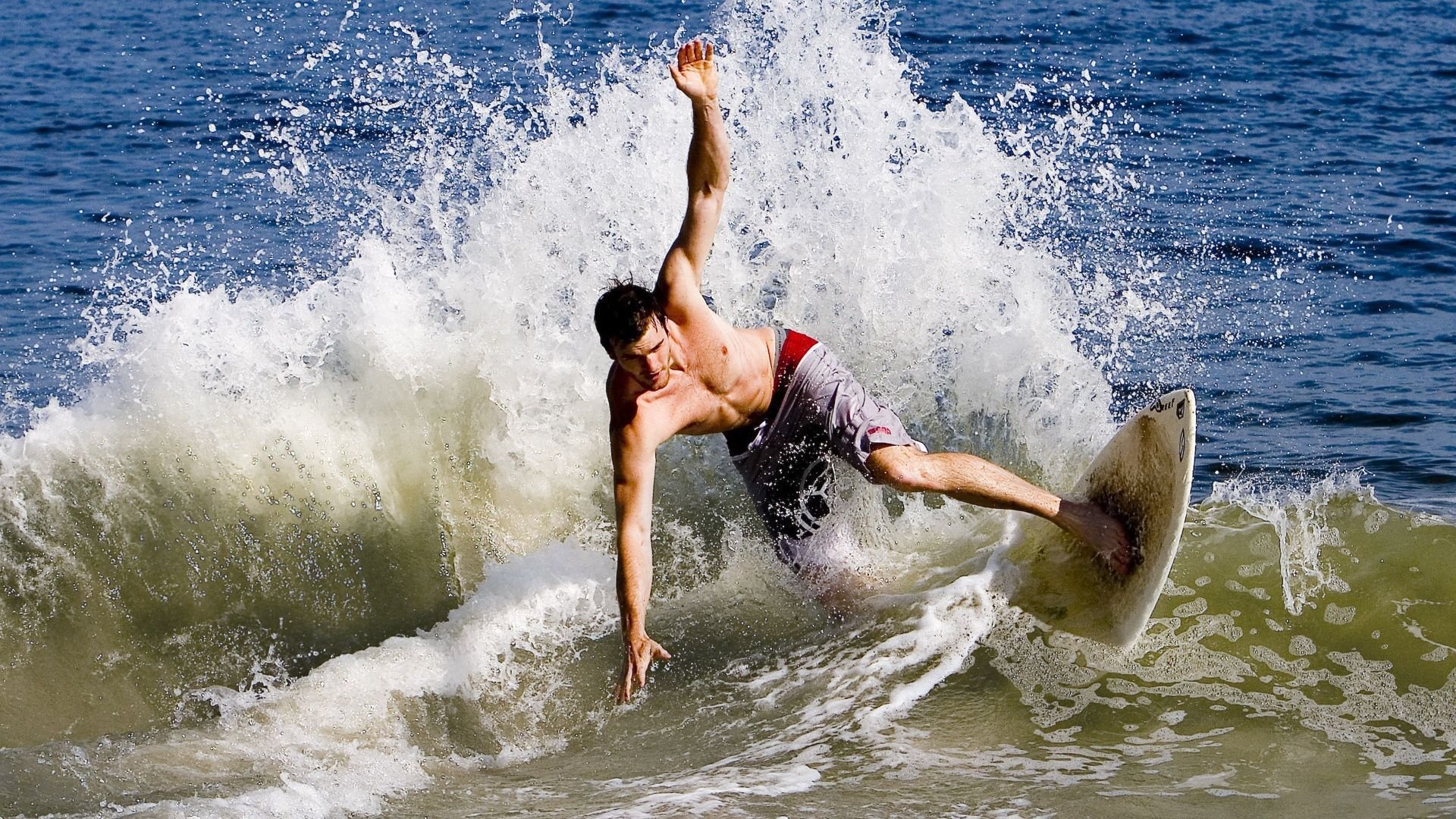 内马尔全场最佳无争议，希腊关键战突围芬兰，足球之夜的两种英雄叙事