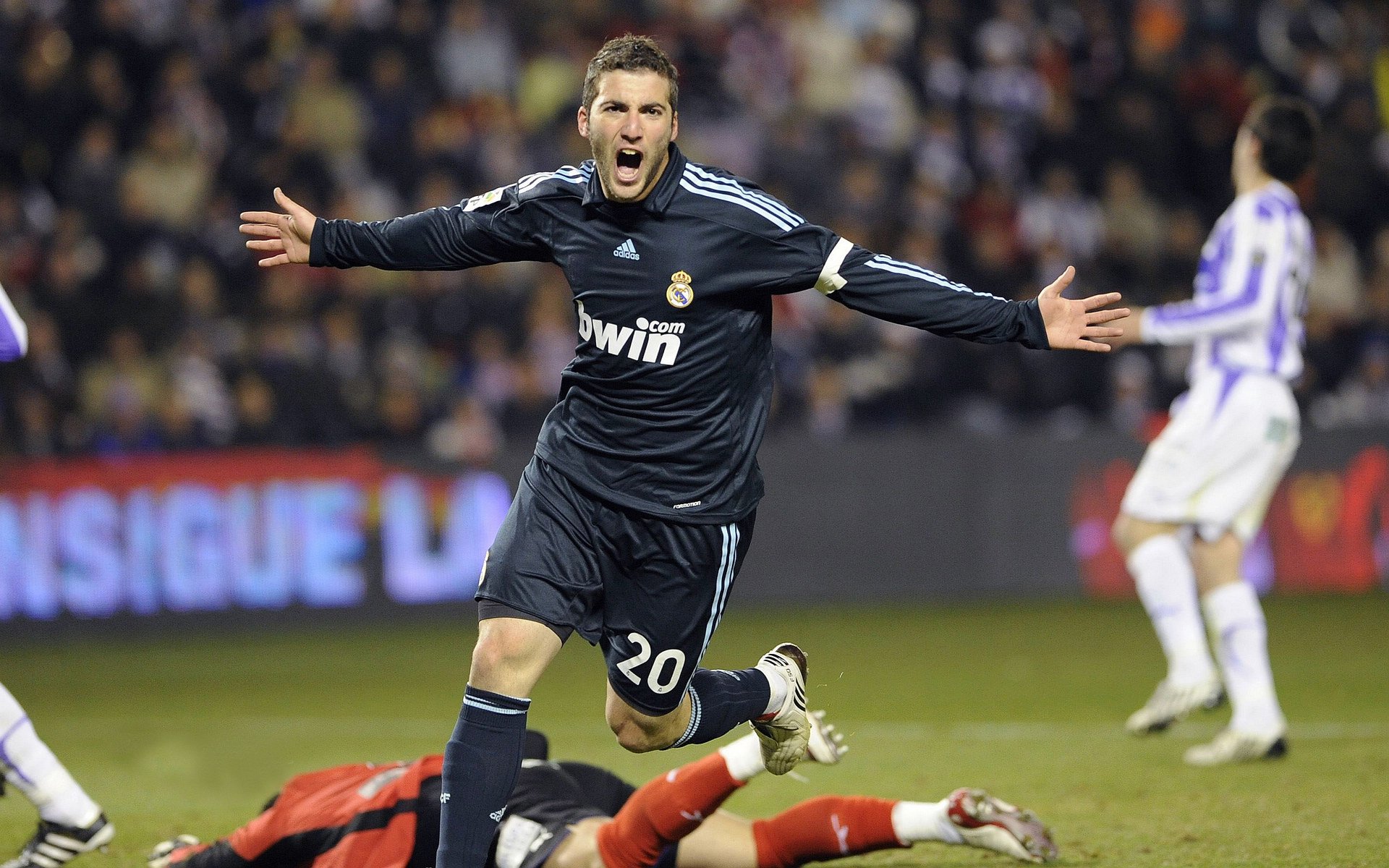 当东方铁壁遇上魔法指挥家,哈利伯顿的个人艺术展在北京队主场绽放