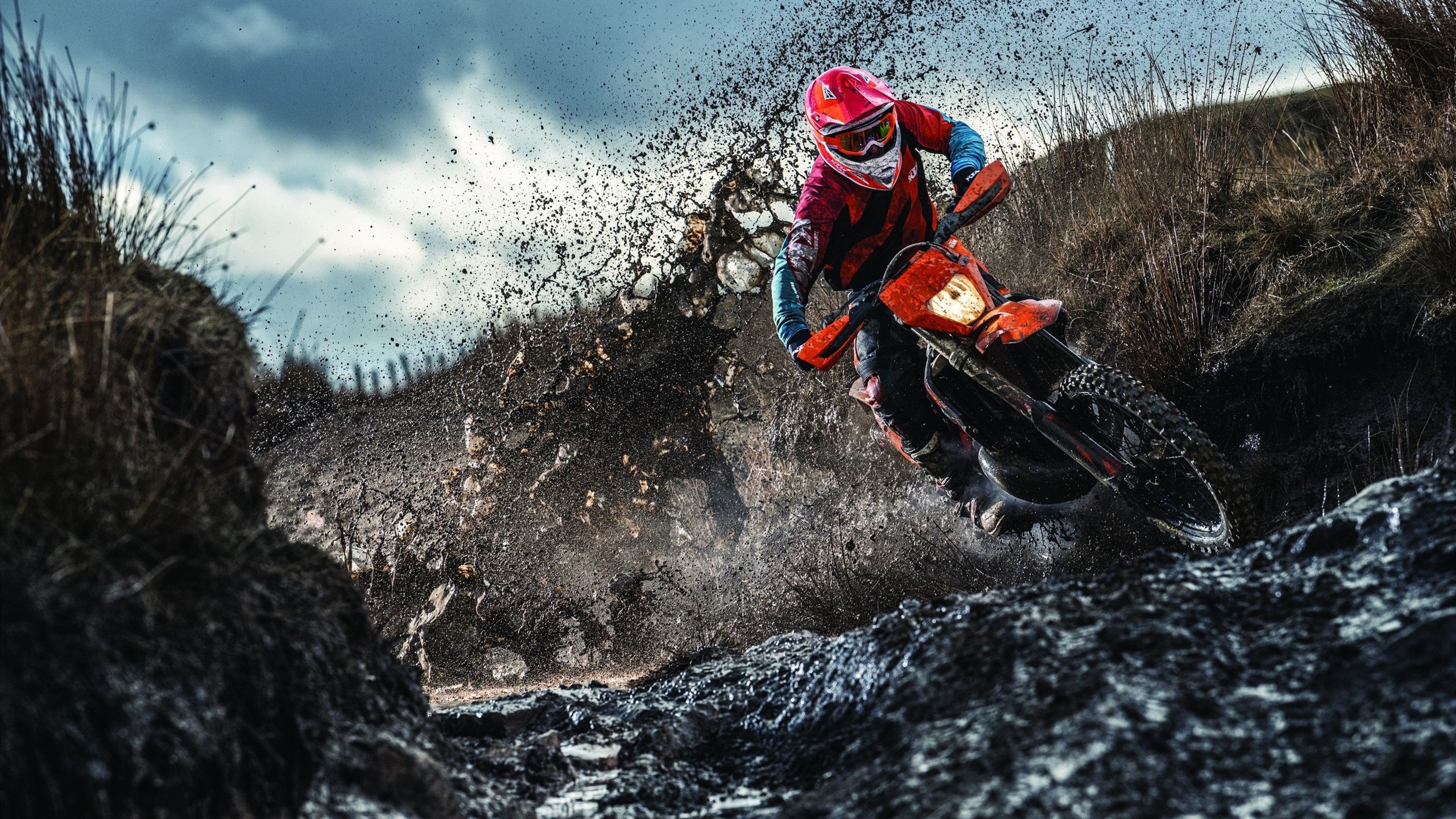 F1新赛季揭幕战之夜,奥亚尔萨瓦尔持续制造杀伤,诠释赛道上的唯一性艺术