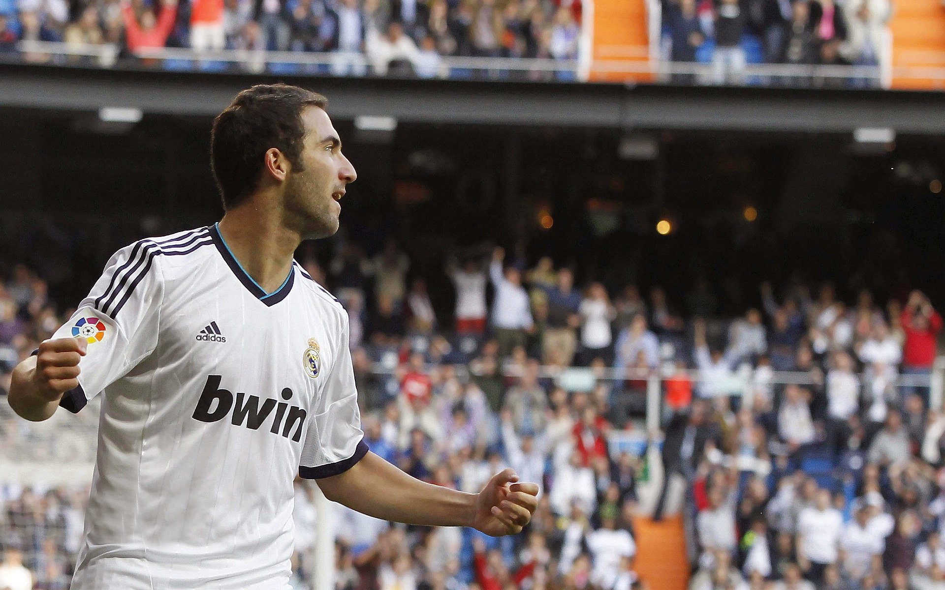 赛道上的毫厘之争，梅赛德斯险胜迈凯伦，周冠宇刷新纪录书写历史